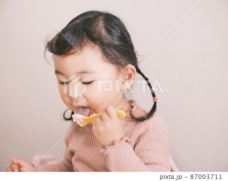ケーキを食べるこども 87003711