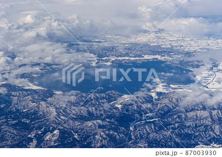 福島県・空から眺める冬の猪苗代湖の風景 87003930