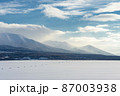 北海道・美瑛町 冬の雪原と十勝岳連峰の風景 87003938