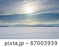 北海道・美瑛町 冬の雪原と眩しい太陽の風景 87003939