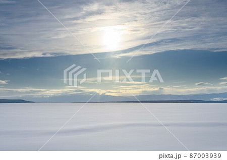 北海道・美瑛町 冬の雪原と眩しい太陽の風景 87003939