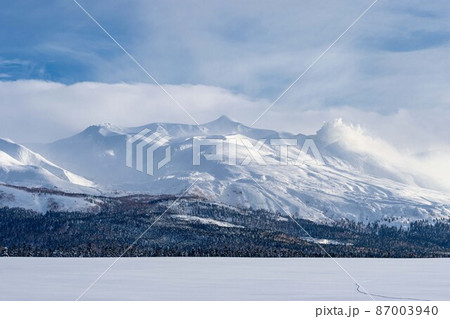 北海道・美瑛町 冬の雪原と十勝岳の風景 87003940