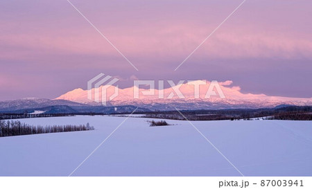 北海道・美瑛町 冬の雪原と大雪山の夕景 87003941