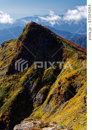 紅葉の谷川岳・トマの耳と富士山遠望 87004064