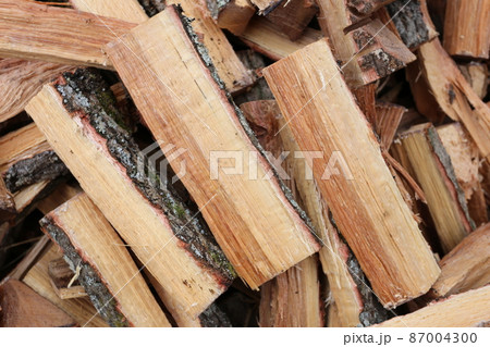 割りたて、作りたてのクヌギの薪 87004300