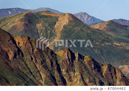 谷川岳から見る紅葉の仙ノ倉山と平標山 谷川岳から見る紅葉の仙ノ倉山と平標山 87004462