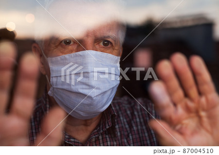 Elderly caucasian man wearing hand made protective face mask 87004510