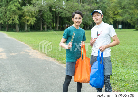 公園を綺麗にする若者たち 公園を綺麗にする若者たち 87005509