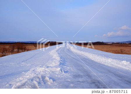 どこまでも続く雪道 北海道釧路市 どこまでも続く雪道 北海道釧路市 87005711