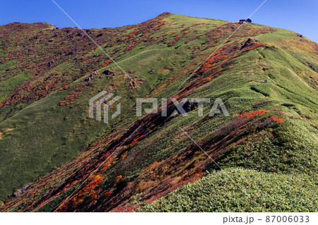 上越国境縦走路から見る紅葉の谷川岳 上越国境縦走路から見る紅葉の谷川岳 87006033