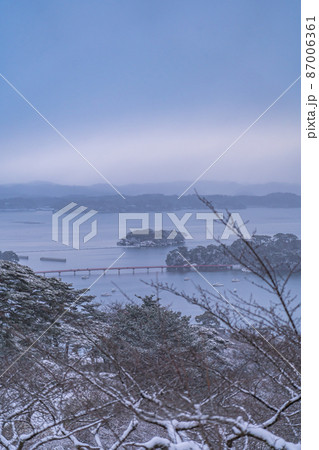 日本三景・松島 西行戻しの松公園から望む松島湾 冬の雪景色(宮城県松島町) 日本三景・松島 西行戻しの松公園から望む松島湾 冬の雪景色(宮城県松島町) 87006361