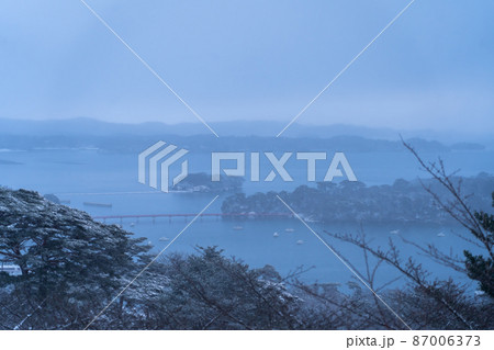 日本三景・松島　西行戻しの松公園から望む松島湾　冬の雪景色（宮城県松島町） 87006373