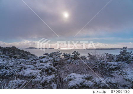 双観山から眺める松島湾 冬の雪景色 初日の出(宮城県松島町) 双観山から眺める松島湾 冬の雪景色 初日の出(宮城県松島町) 87006450