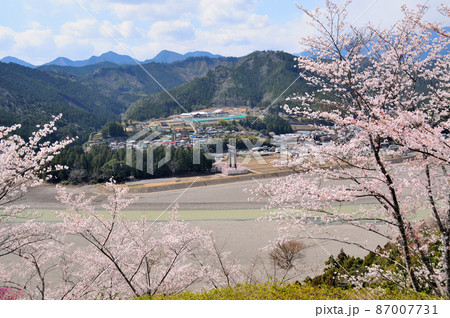 七越峰から大斎原(旧社地)を望む 【和歌山県田辺市本宮町】 七越峰から大斎原(旧社地)を望む 【和歌山県田辺市本宮町】 87007731