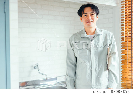 水道をチェックする作業着の男性 87007852