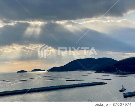 室津港から見る播磨灘の薄明光線 87007974