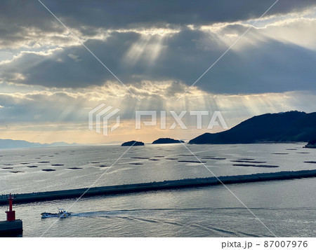 室津港から見る播磨灘の薄明光線 87007976