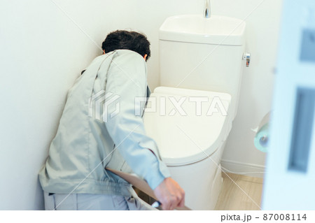 トイレのチェックをする作業着の男性 トイレのチェックをする作業着の男性 87008114