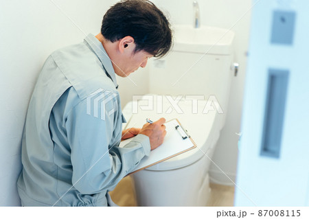 トイレのチェックをする作業着の男性 トイレのチェックをする作業着の男性 87008115