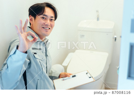トイレのチェックをする作業着の男性 トイレのチェックをする作業着の男性 87008116