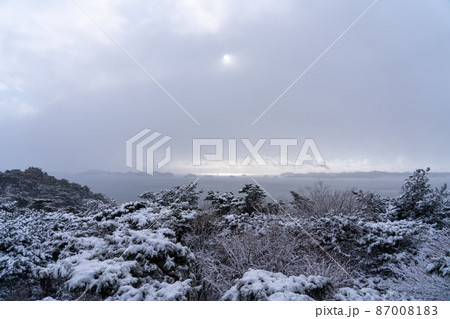 双観山から眺める松島湾 冬の雪景色 初日の出(宮城県松島町) 双観山から眺める松島湾 冬の雪景色 初日の出(宮城県松島町) 87008183