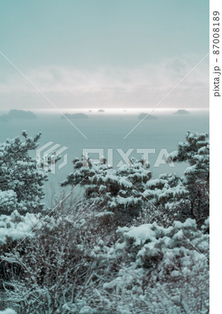 双観山から眺める松島湾　冬の雪景色　初日の出（宮城県松島町） 87008189