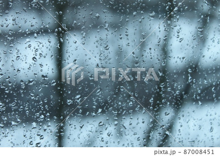 窓に付いた水滴 窓に付いた水滴 87008451