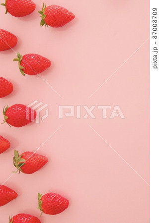 苺とコピースペース　縦構図 87008709