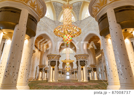 【UAE】アブダビ、シェイク・ザイード・グランド・モスク内の巨大シャンデリアがある礼拝堂のインテリア 87008737