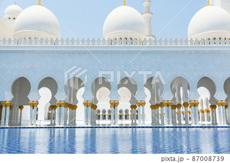 【UAE】アブダビ、シェイク・ザイード・グランド・モスクの外観と廊下と水面のある風景 87008739
