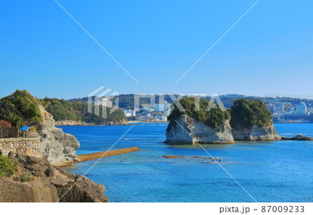 【和歌山県】晴天下の円月島と白浜温泉 87009233