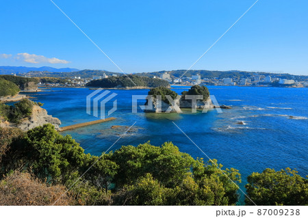 【和歌山県】晴天下の円月島と白浜温泉 87009238