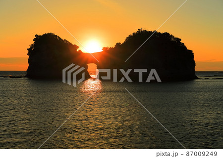 【和歌山県】円月島（高嶋）の夕景 87009249