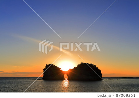 【和歌山県】円月島(高嶋)の夕景 【和歌山県】円月島(高嶋)の夕景 87009251