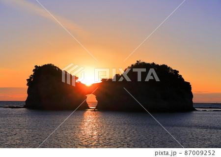 【和歌山県】円月島(高嶋)の夕景 【和歌山県】円月島(高嶋)の夕景 87009252