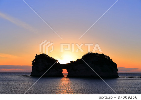 【和歌山県】円月島(高嶋)の夕景 【和歌山県】円月島(高嶋)の夕景 87009256