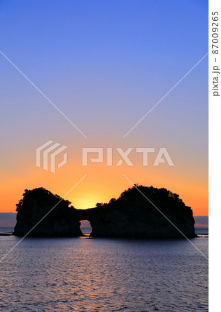 【和歌山県】円月島（高嶋）の夕景 87009265
