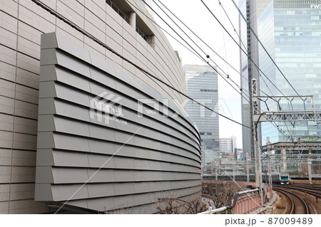 東京国際フォーラムと新幹線　東京都千代田区丸の内　ラファエル・ヴィニオリ　旧東京都庁跡地　1997年 87009489