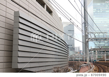 東京国際フォーラムと新幹線　東京都千代田区丸の内　ラファエル・ヴィニオリ　旧東京都庁跡地　1997年 87009490