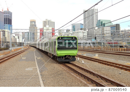 高輪ゲートウェイ駅の山手線E235系電車と寝台特急「サンライズ瀬戸・出雲」 87009540