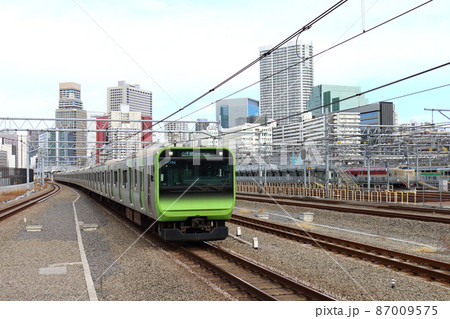 高輪ゲートウェイ駅の山手線E235系電車と寝台特急「サンライズ瀬戸・出雲」 87009575