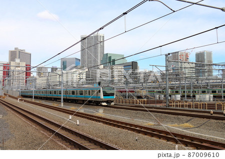 高輪ゲートウェイ駅の京浜東北線E233系と寝台特急「サンライズ瀬戸・出雲」 87009610