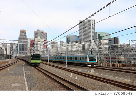 高輪ゲートウェイ駅の山手線E235系電車と京浜東北線E233系　寝台特急「サンライズ瀬戸・出雲」 87009648