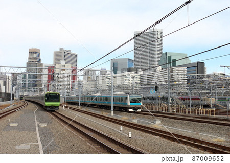 高輪ゲートウェイ駅の山手線E235系電車と京浜東北線E233系　寝台特急「サンライズ瀬戸・出雲」 87009652