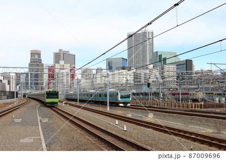 高輪ゲートウェイ駅の山手線E235系電車と京浜東北線E233系、寝台特急「サンライズ瀬戸・出雲」 87009696