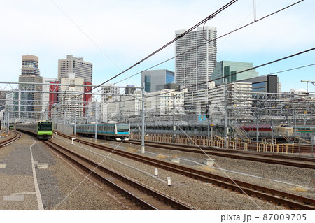 高輪ゲートウェイ駅の山手線E235系電車と京浜東北線E233系、寝台特急「サンライズ瀬戸・出雲」 87009705