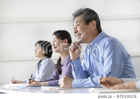 セミナー受講者　シニア　イメージ　 87010029