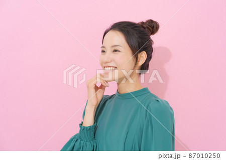 20代女性ポートレート　ピンク背景 87010250
