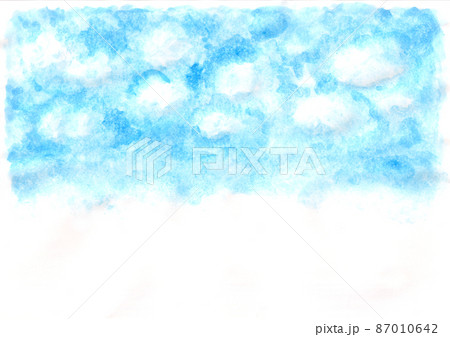水彩絵の具で描いた青空と雲のイラスト　シンプル　コピースペース 87010642