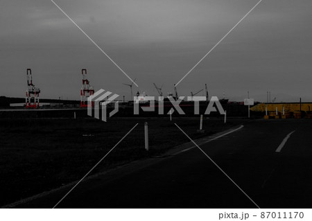 海沿いの工場地帯 87011170